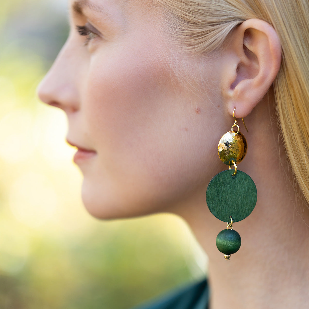 Ilta earrings, green and gold