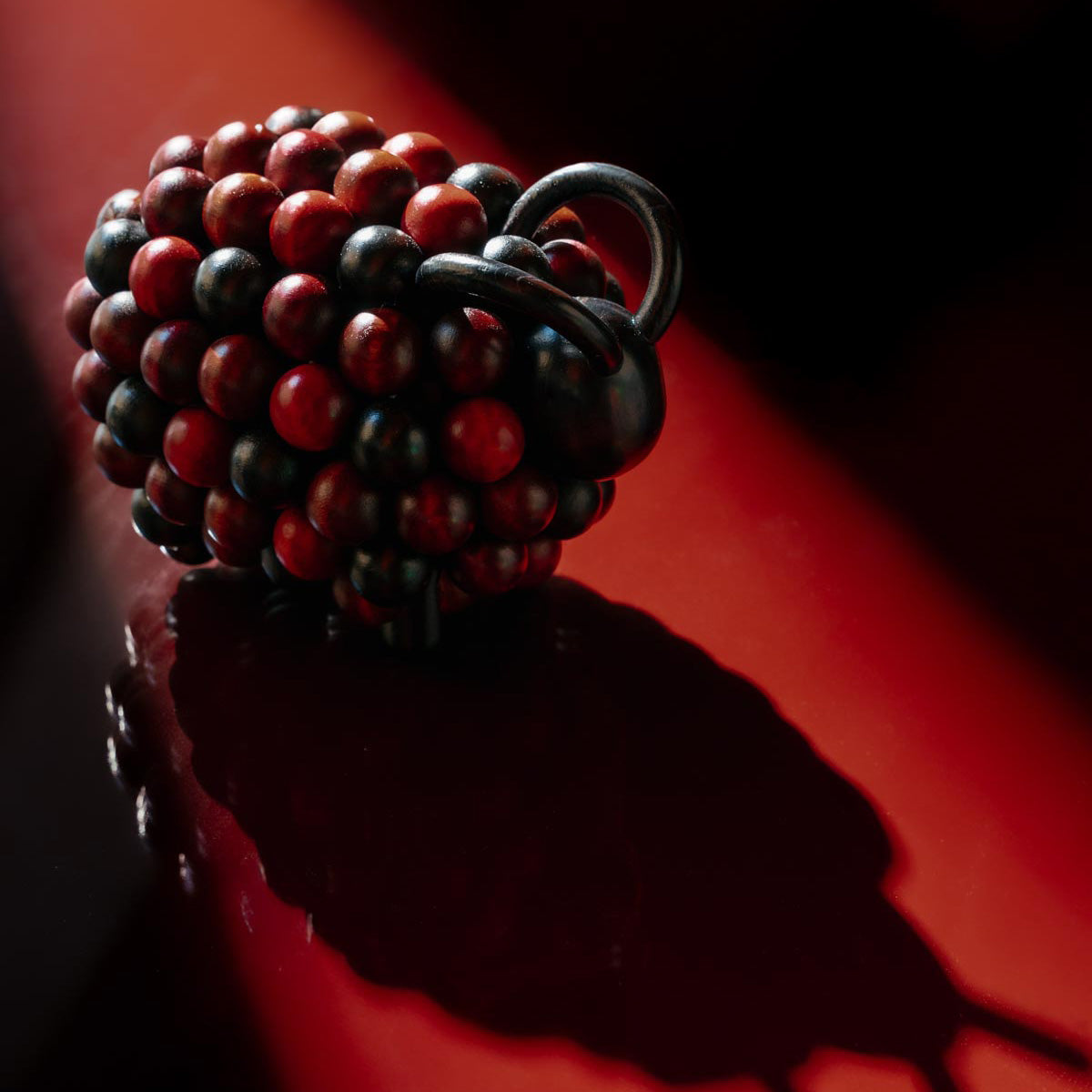 Pikkupässi figurine, plum red