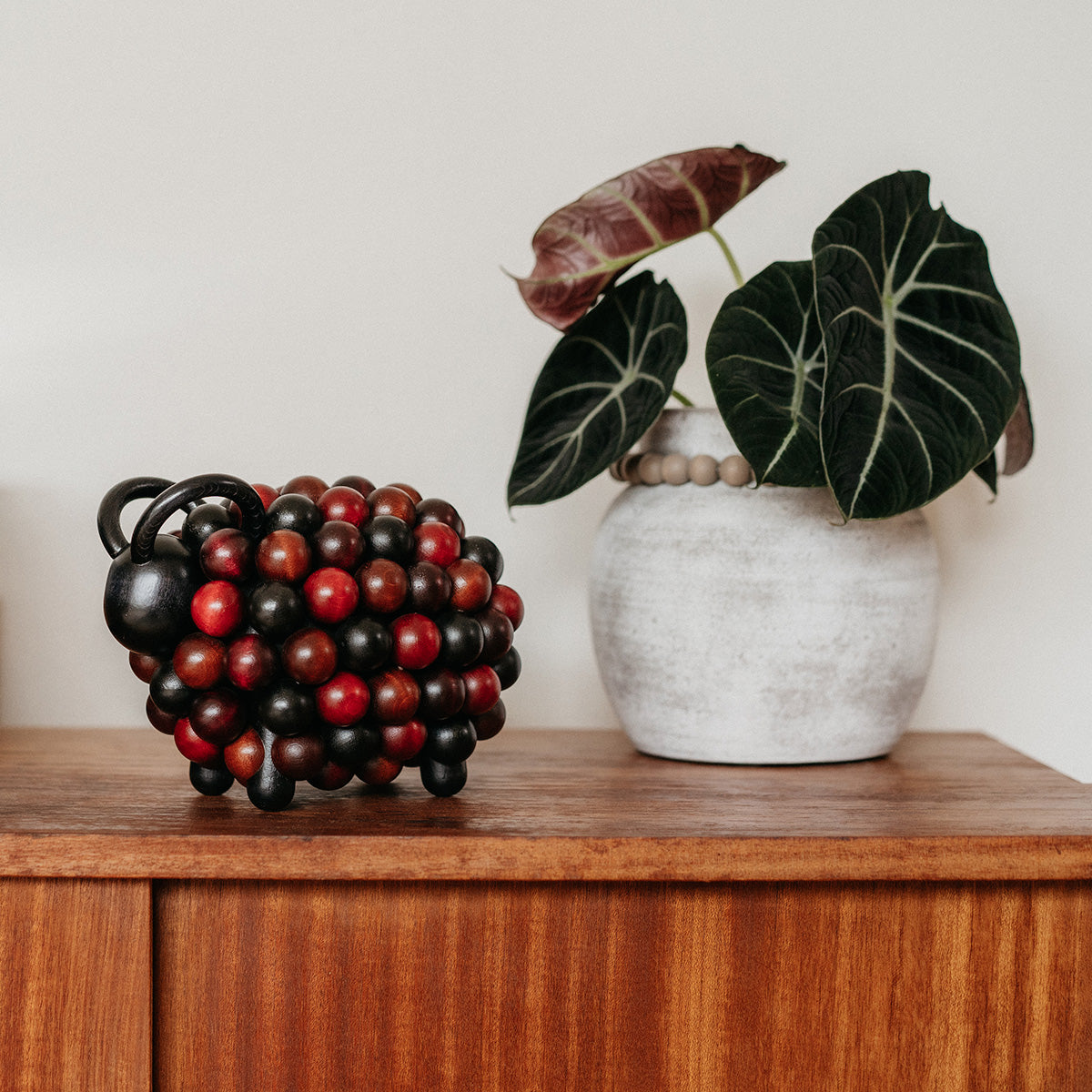 Pikkupässi figurine, plum red