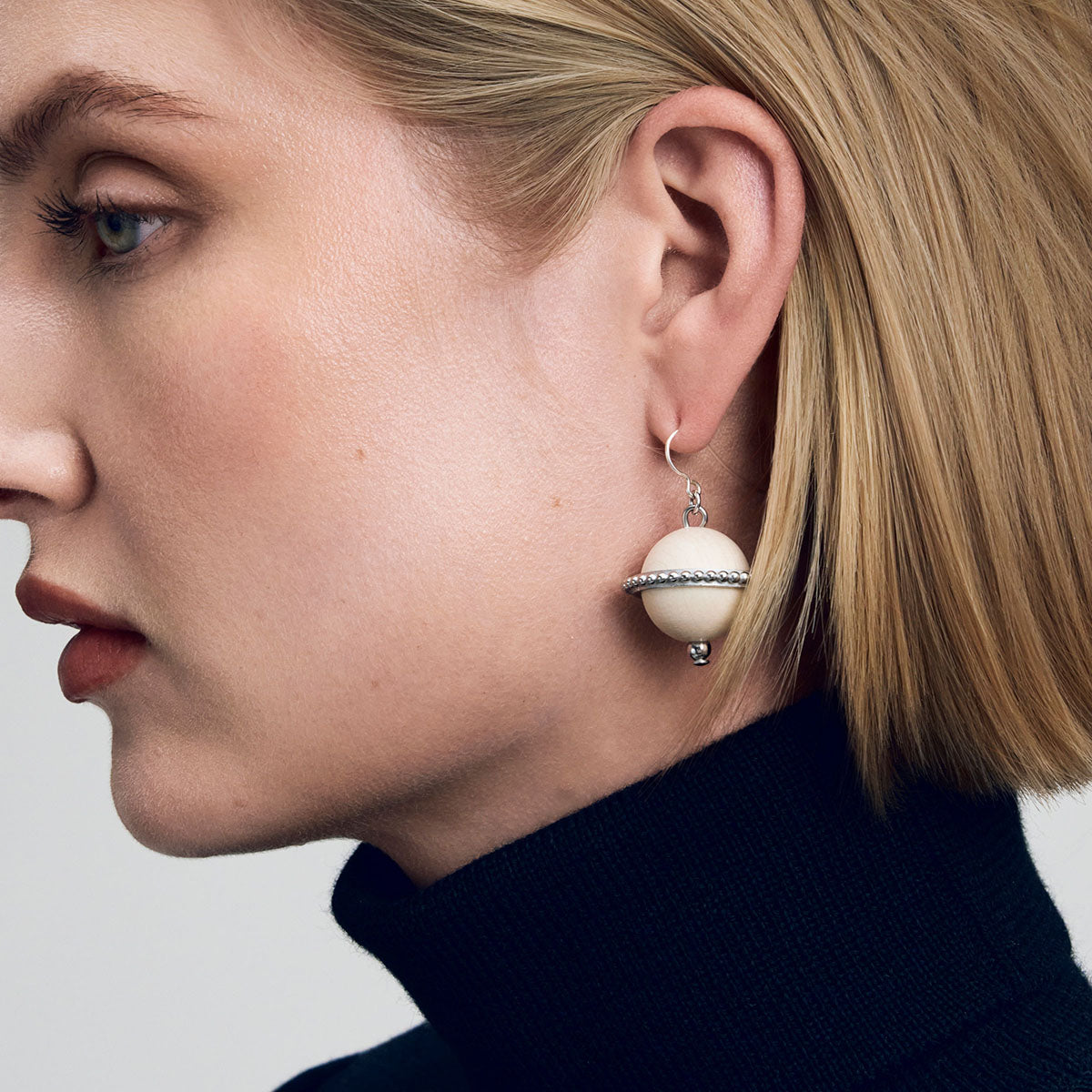Nova earrings, varnished wood