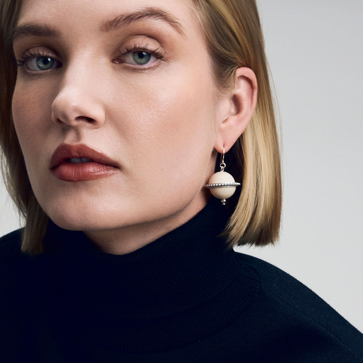 Nova earrings, varnished wood
