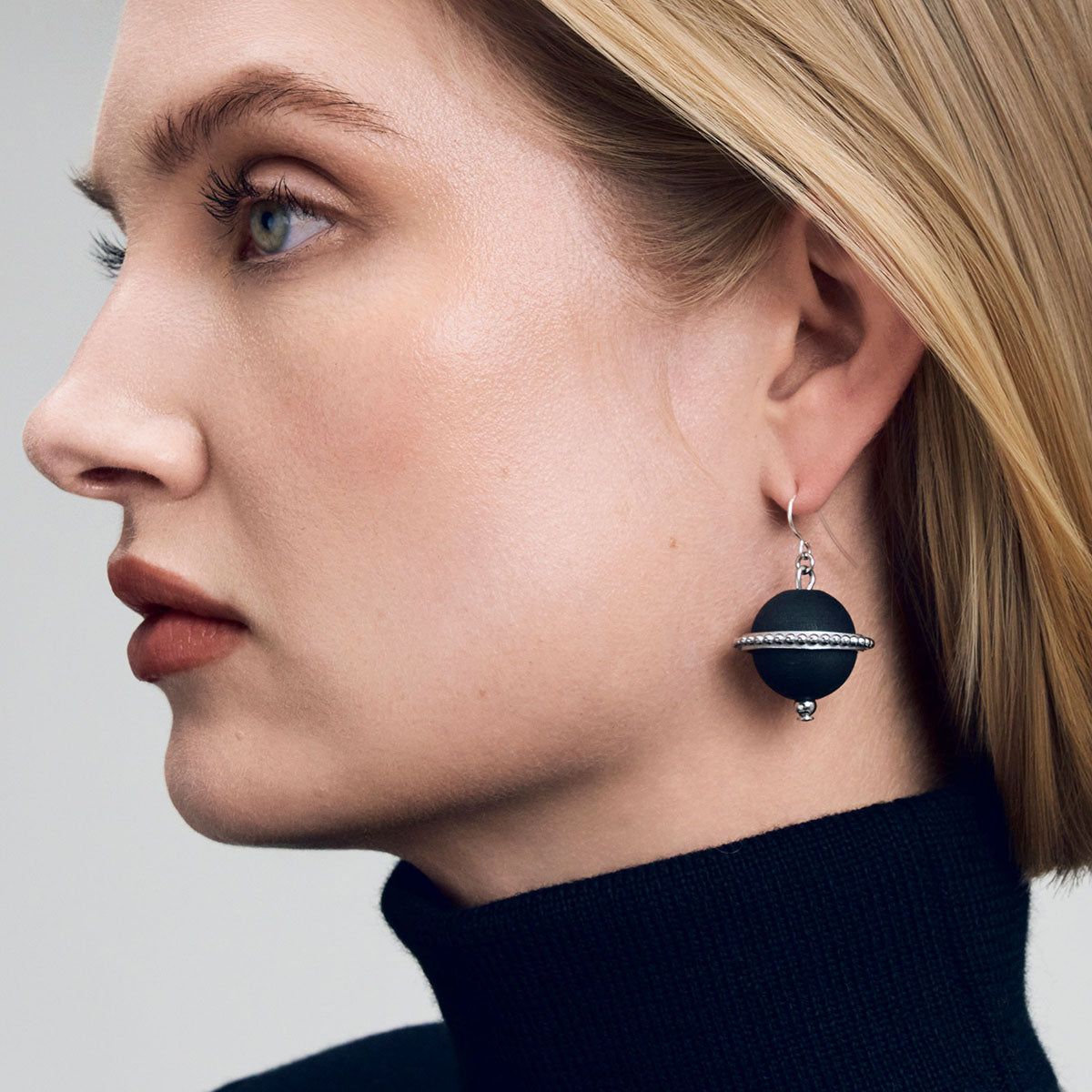 Nova earrings, black
