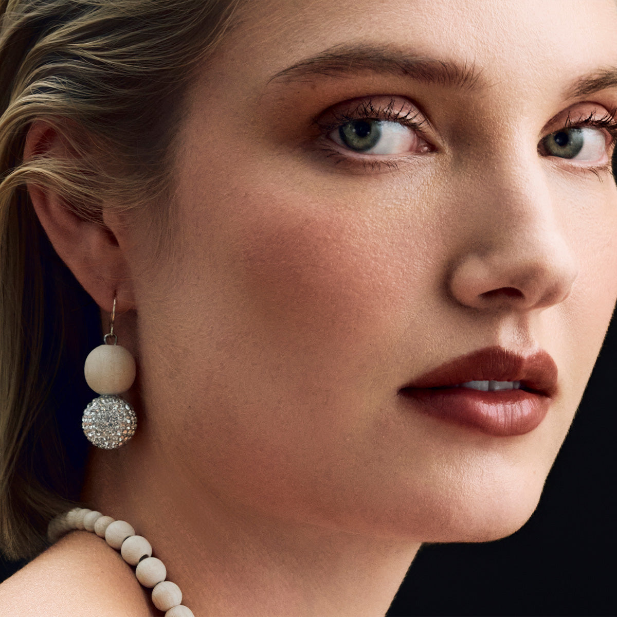 Glow earrings, ecru